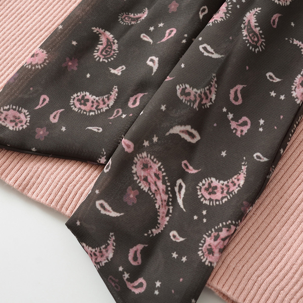 Women's fine knit pullover with threaded paisley scarf EVA-US