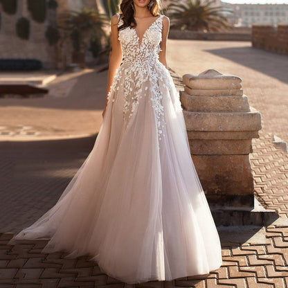 Women’s wedding dress with floral 3D appliqués and tulle skirt – A-line, V-neck
