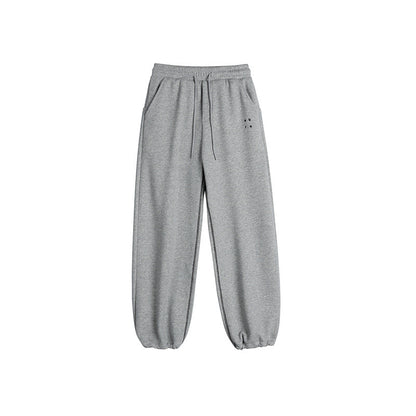 Women's sweatpants with wide legs, elastic waistband and drawstring