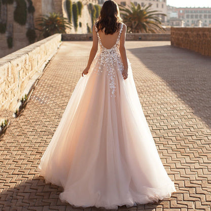 Women’s wedding dress with floral 3D appliqués and tulle skirt – A-line, V-neck