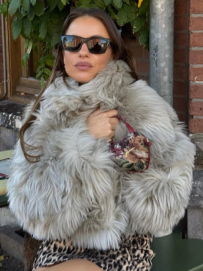 Women's short cut voluminous faux fur coat with shaggy texture EVA-US