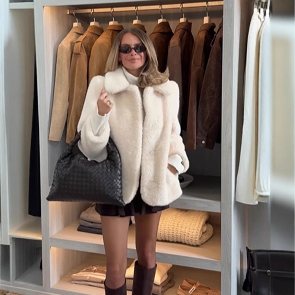 Women's short jacket made of teddy faux fur with oversized collar and pockets EVA-US