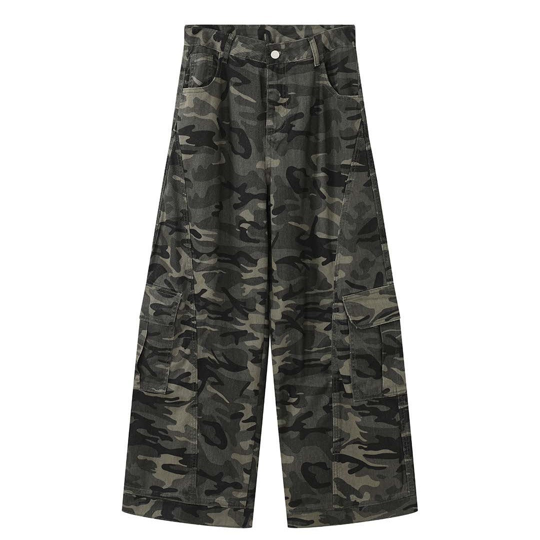 Women’s cargo pants in baggy cut with camouflage pattern and large flap pockets