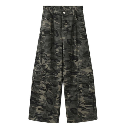 Women’s cargo pants in baggy cut with camouflage pattern and large flap pockets