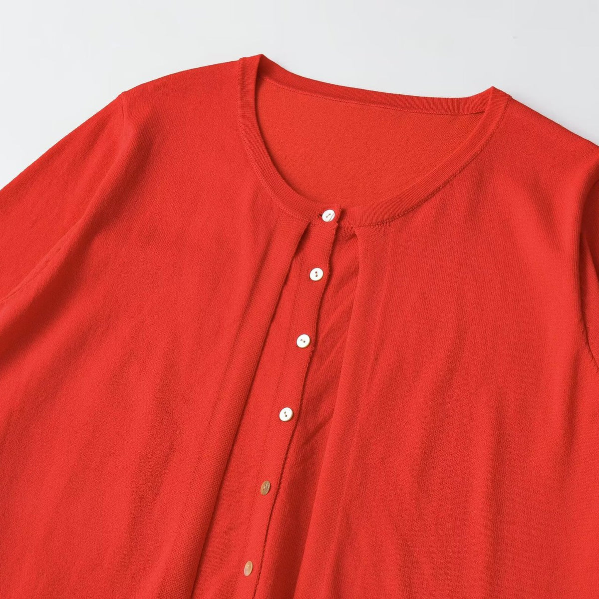 Women's Light Three-Quarter Sleeve Button Cardigan with Round Neck and Extended Ribbed Cuff EVA-US