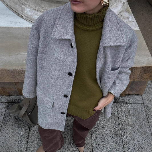 Women’s wool blend coat in boxy style with shirt collar, applied flap pockets, and button closure EVA-US