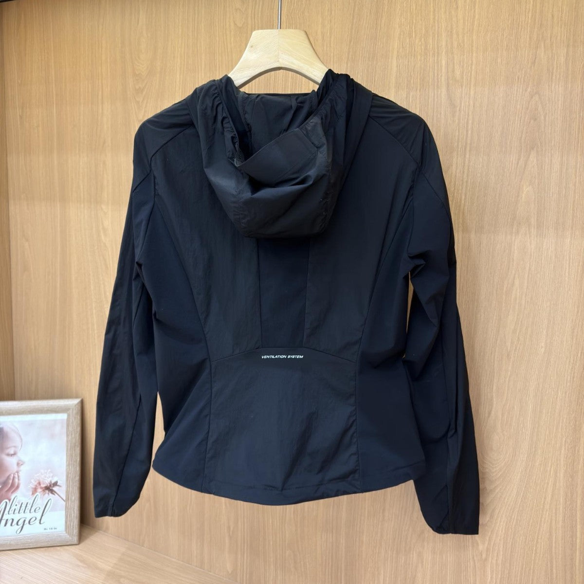 Women's Lightweight Hooded Wind Jacket with Zipper and Adjustable Hem EVA-US
