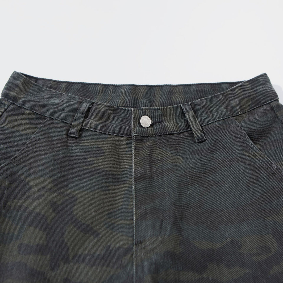 Women High-Cut Cropped Cargo Pants in Utility Style with Large Flap Pockets EVA-US