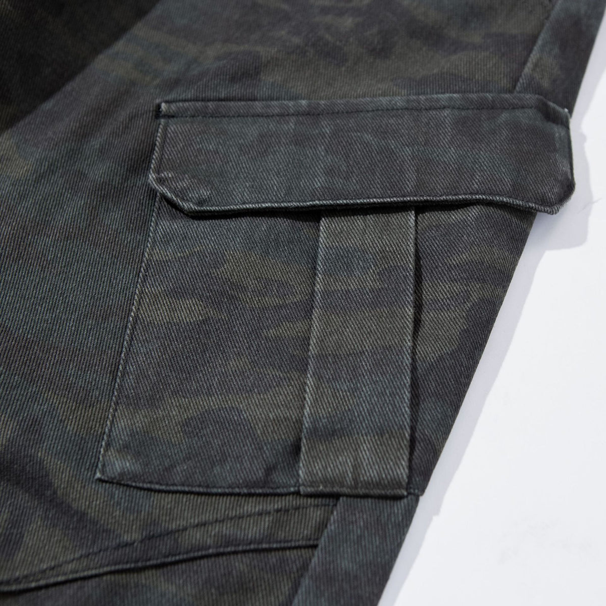 Women High-Cut Cropped Cargo Pants in Utility Style with Large Flap Pockets EVA-US