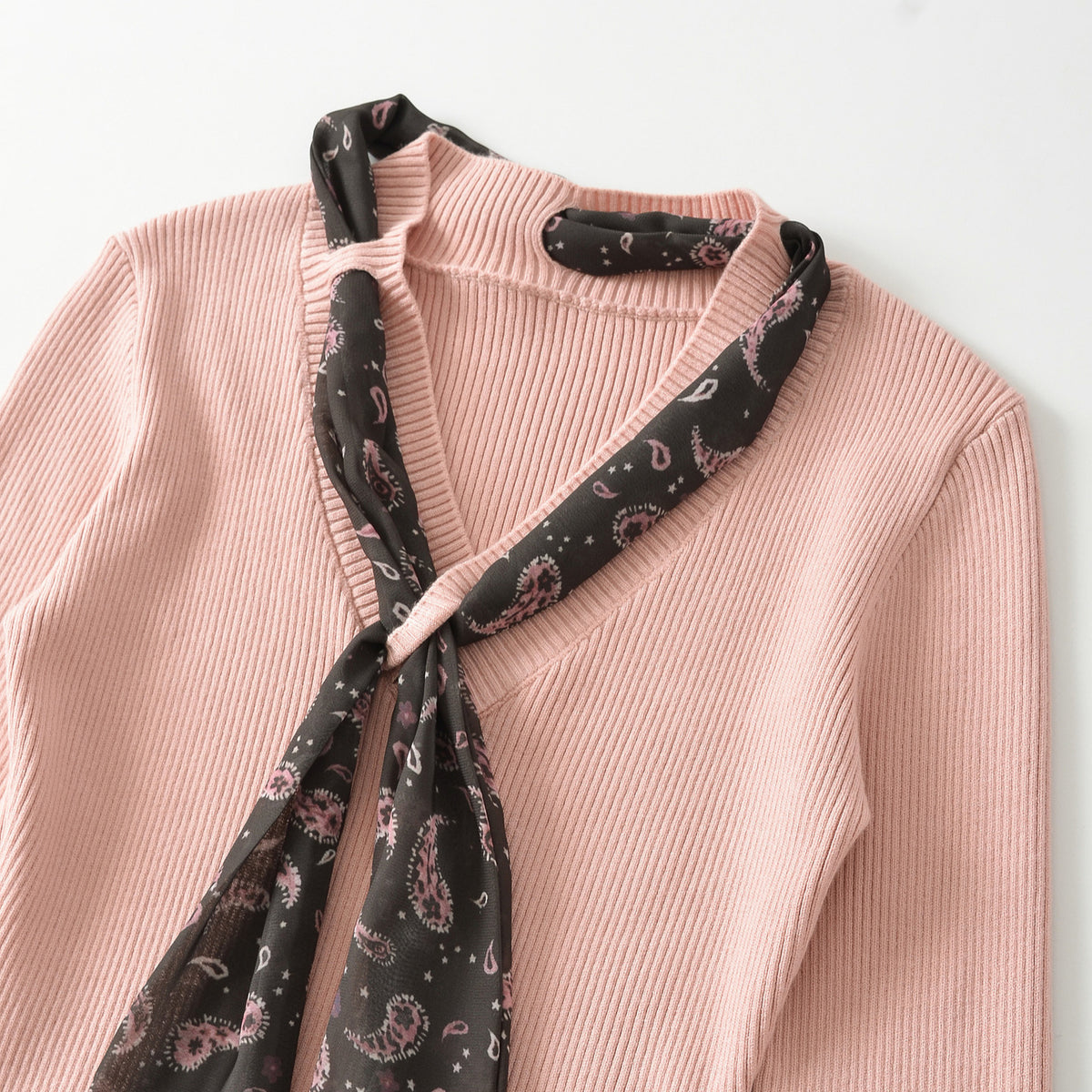 Women's fine knit pullover with threaded paisley scarf EVA-US