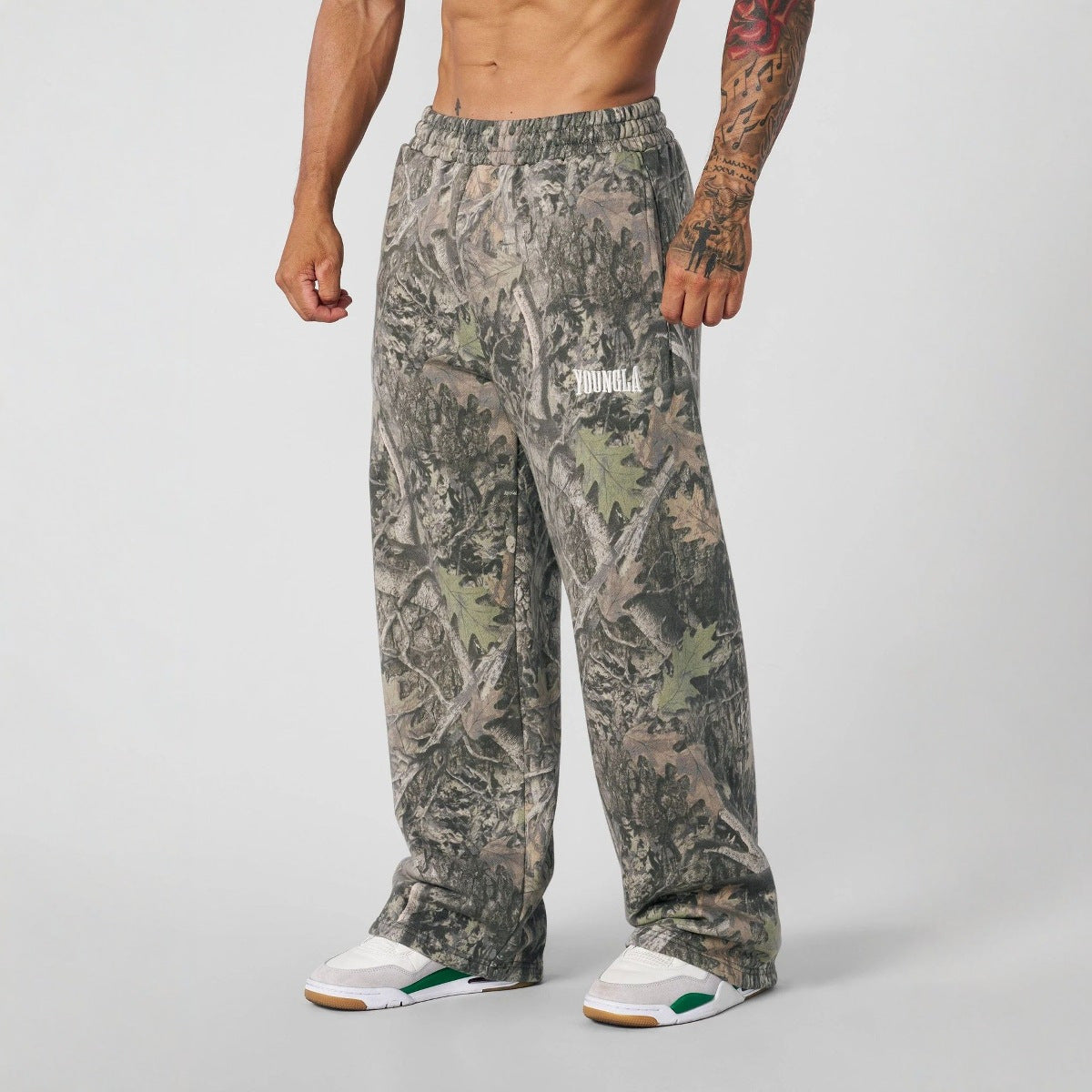 Men's oversized camouflage jogging pants with elastic comfort waistband and thigh logo EVA-US