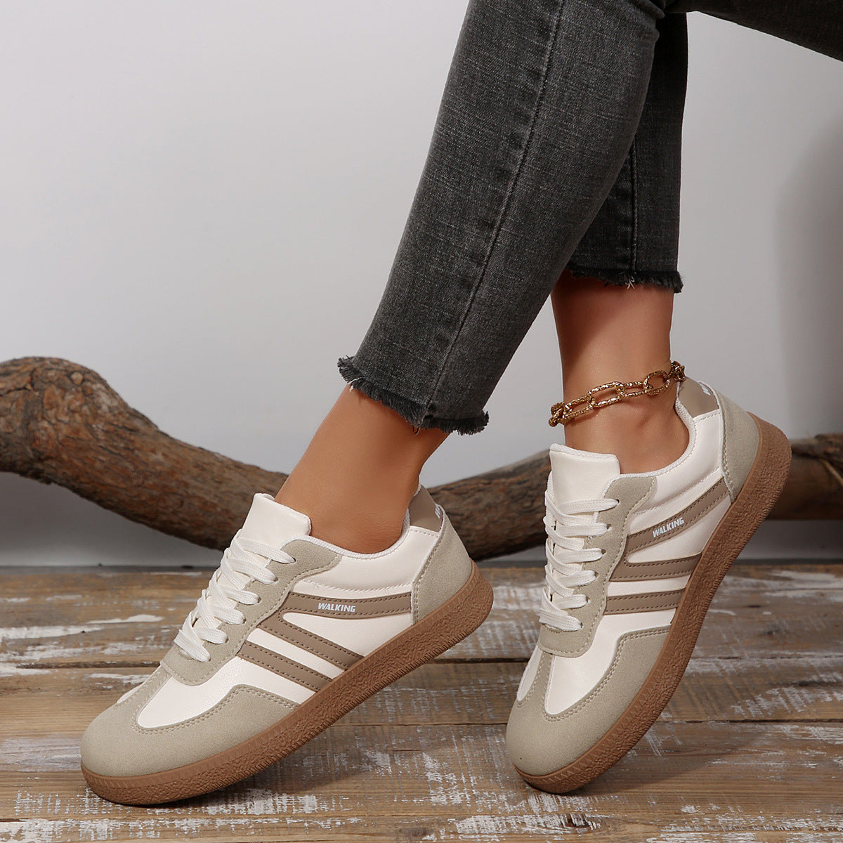 Women's sneakers in retro style with non-slip rubber sole