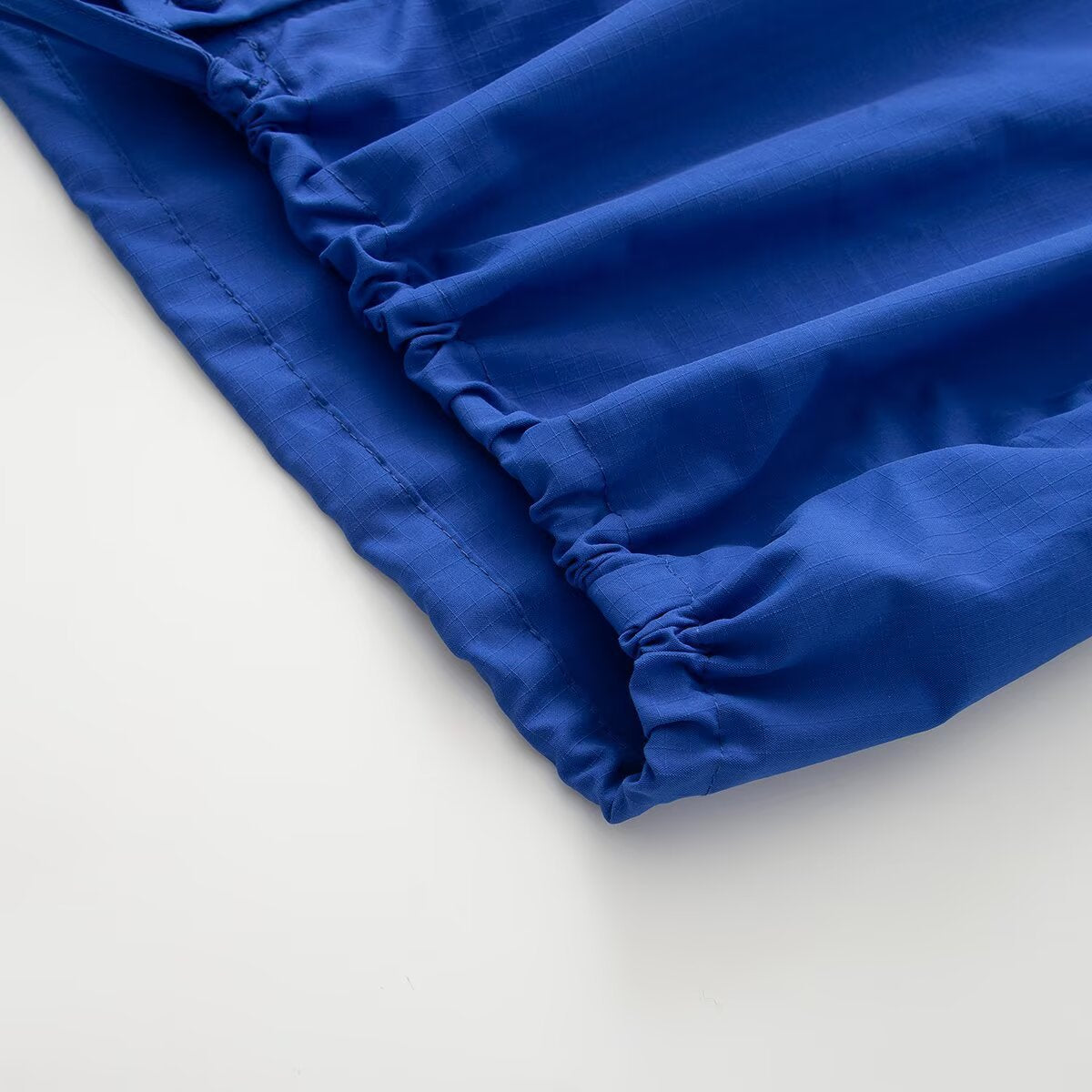 Women's transitional jacket with wide balloon sleeves, stand-up collar and drawstring.