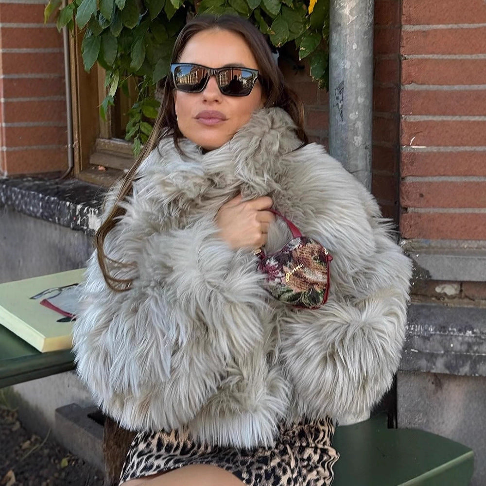 Women's short cut voluminous faux fur coat with shaggy texture EVA-US