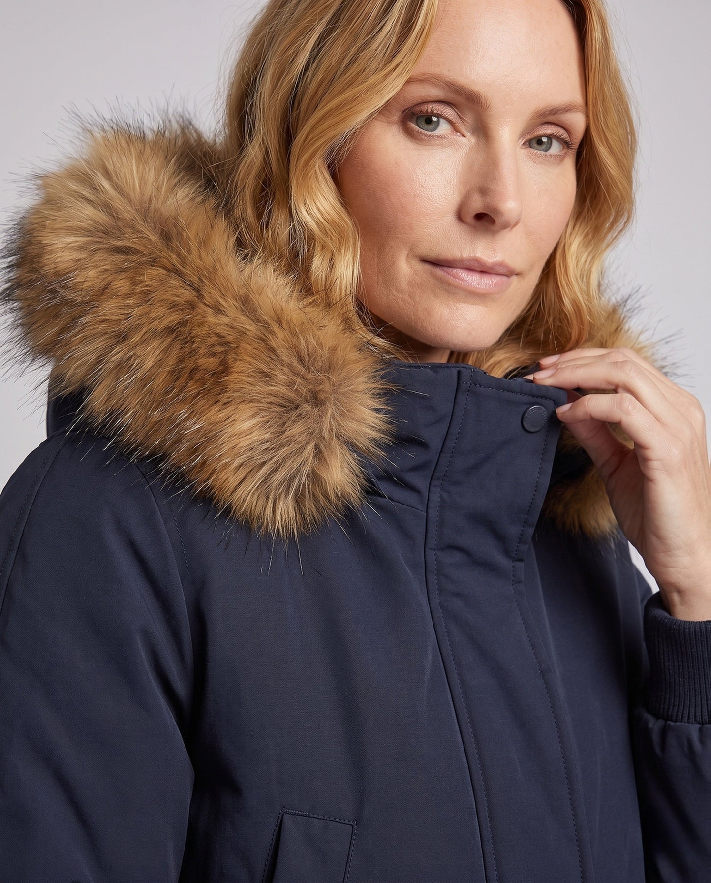 Women's short urban thermal parka with detachable faux fur trim, raglan sleeves, and concealed two-way zipper
