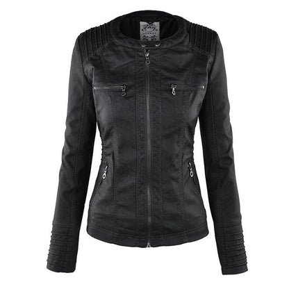 Frontansicht einer schwarz lederjacke mit kapuze