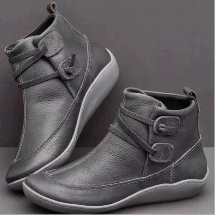 Ein paar grau orthopädische stiefel