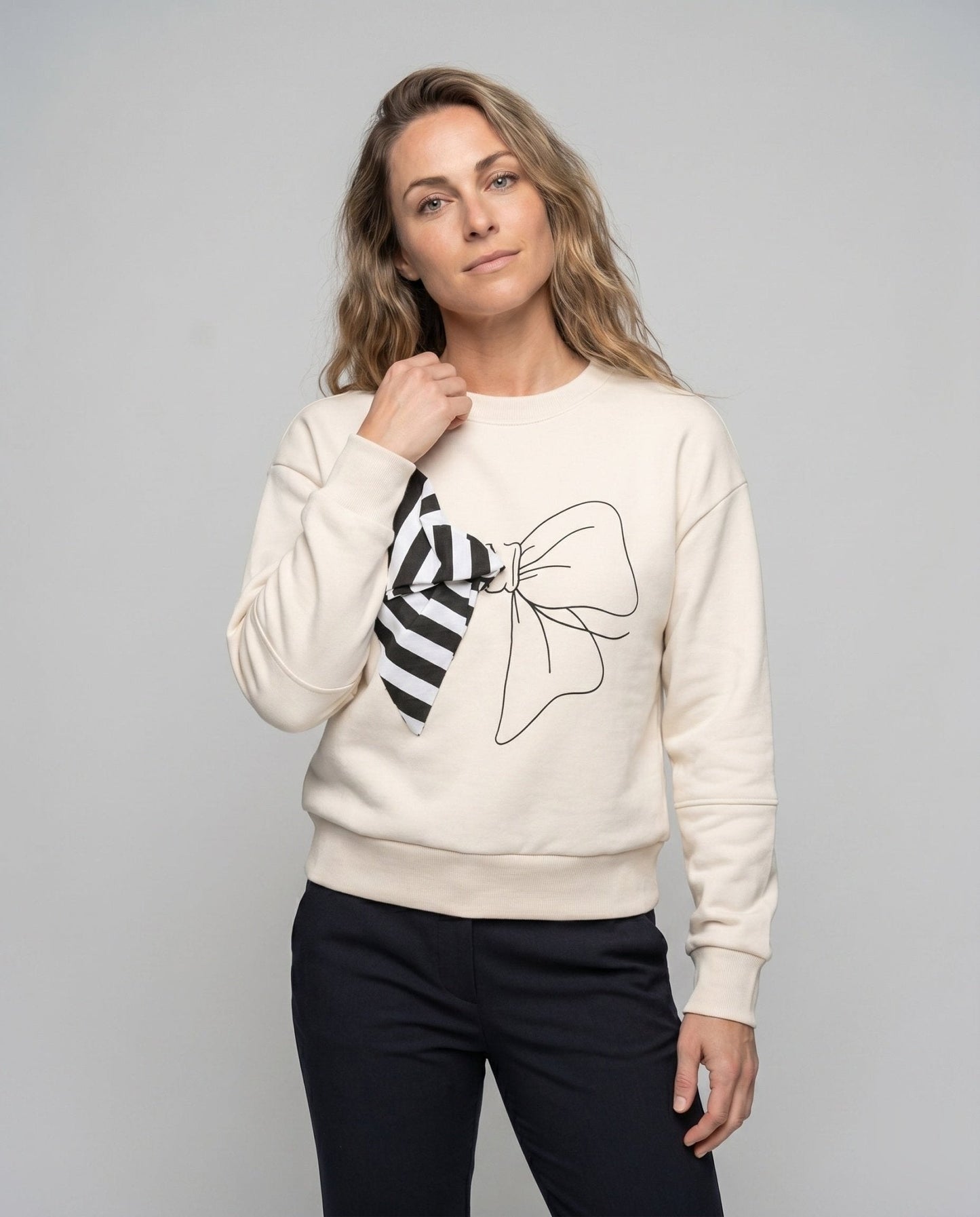 Ladies sweatshirt with fashionable bow motif - Chichicherry