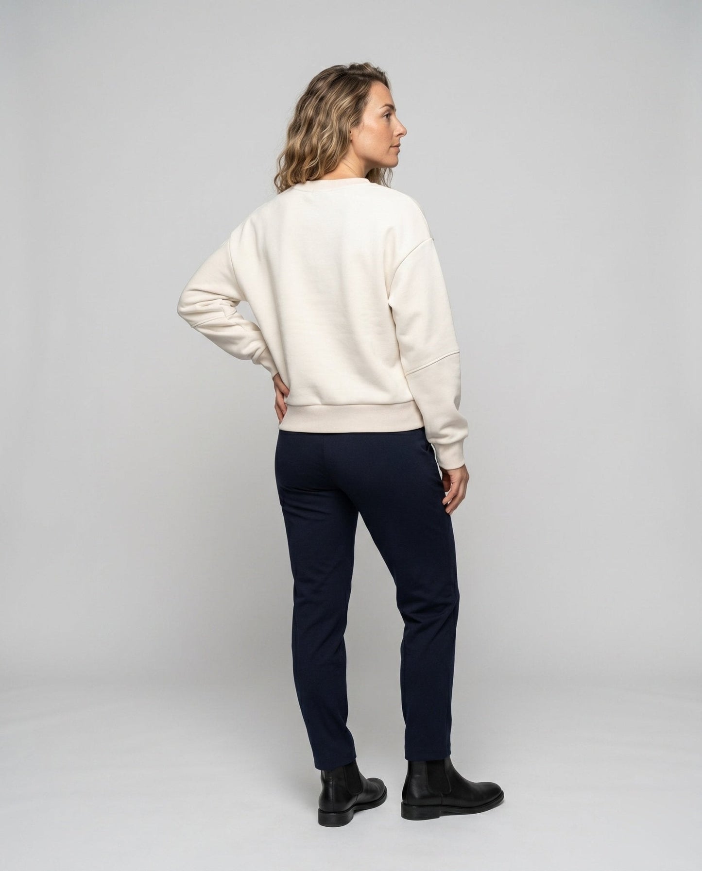 Ladies sweatshirt with fashionable bow motif - Chichicherry