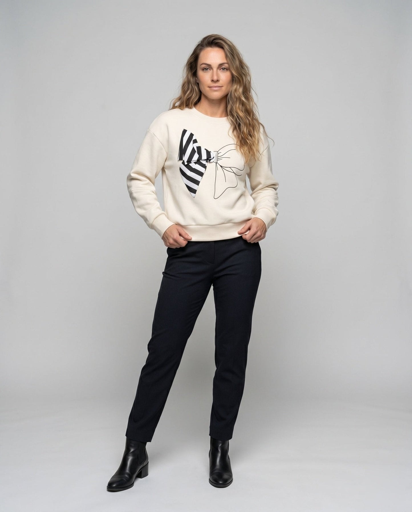 Ladies sweatshirt with fashionable bow motif - Chichicherry