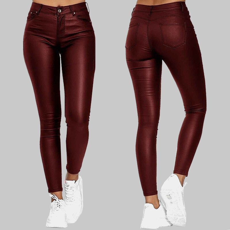 Vorder- und Rückseite einer Frau in Röhrenjeans aus rotem Leder