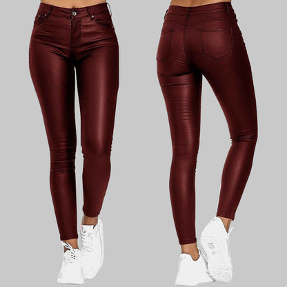 Vorder- und Rückseite einer Frau in Röhrenjeans aus rotem Leder