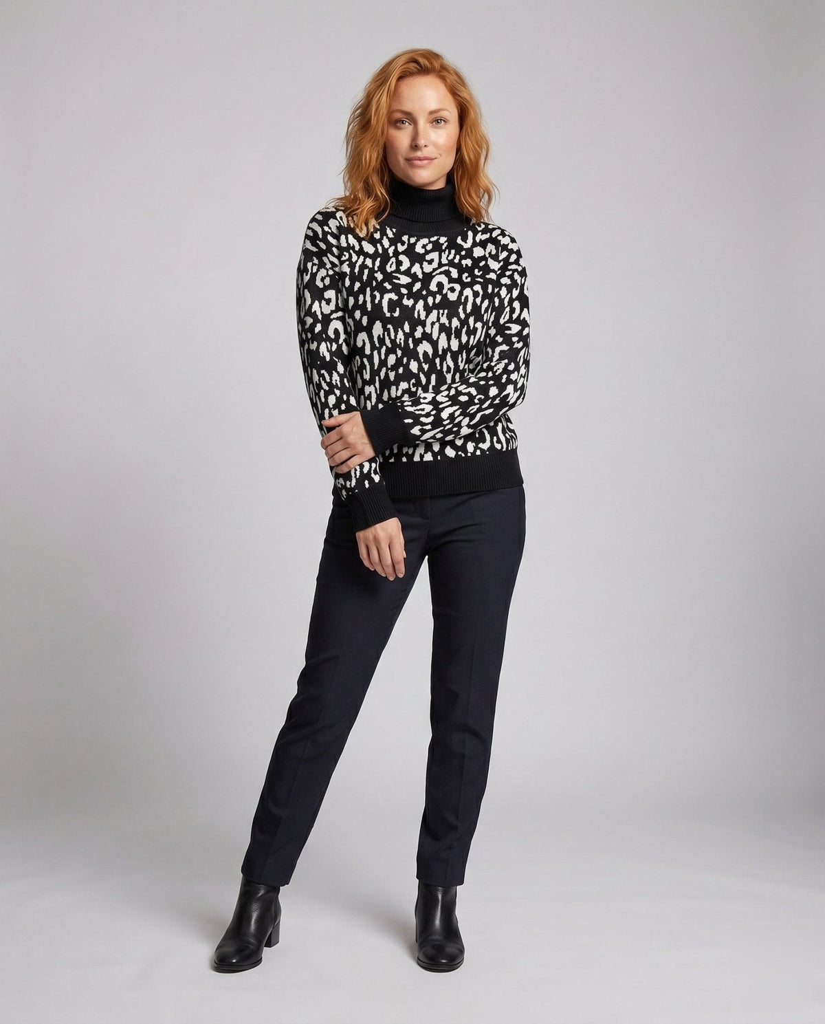 Women trendy knitted sweater with animal print - Chichicherry