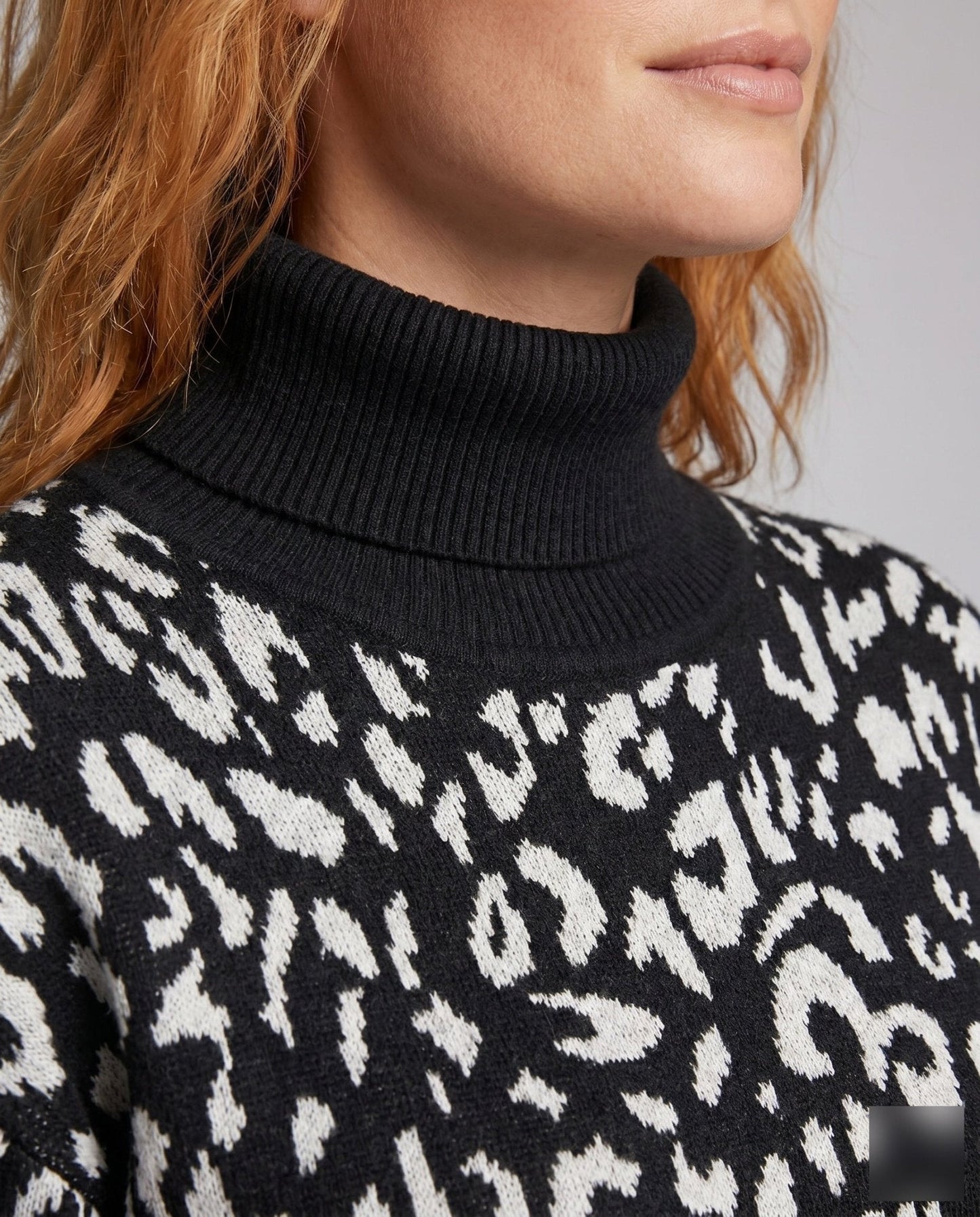 Women trendy knitted sweater with animal print - Chichicherry