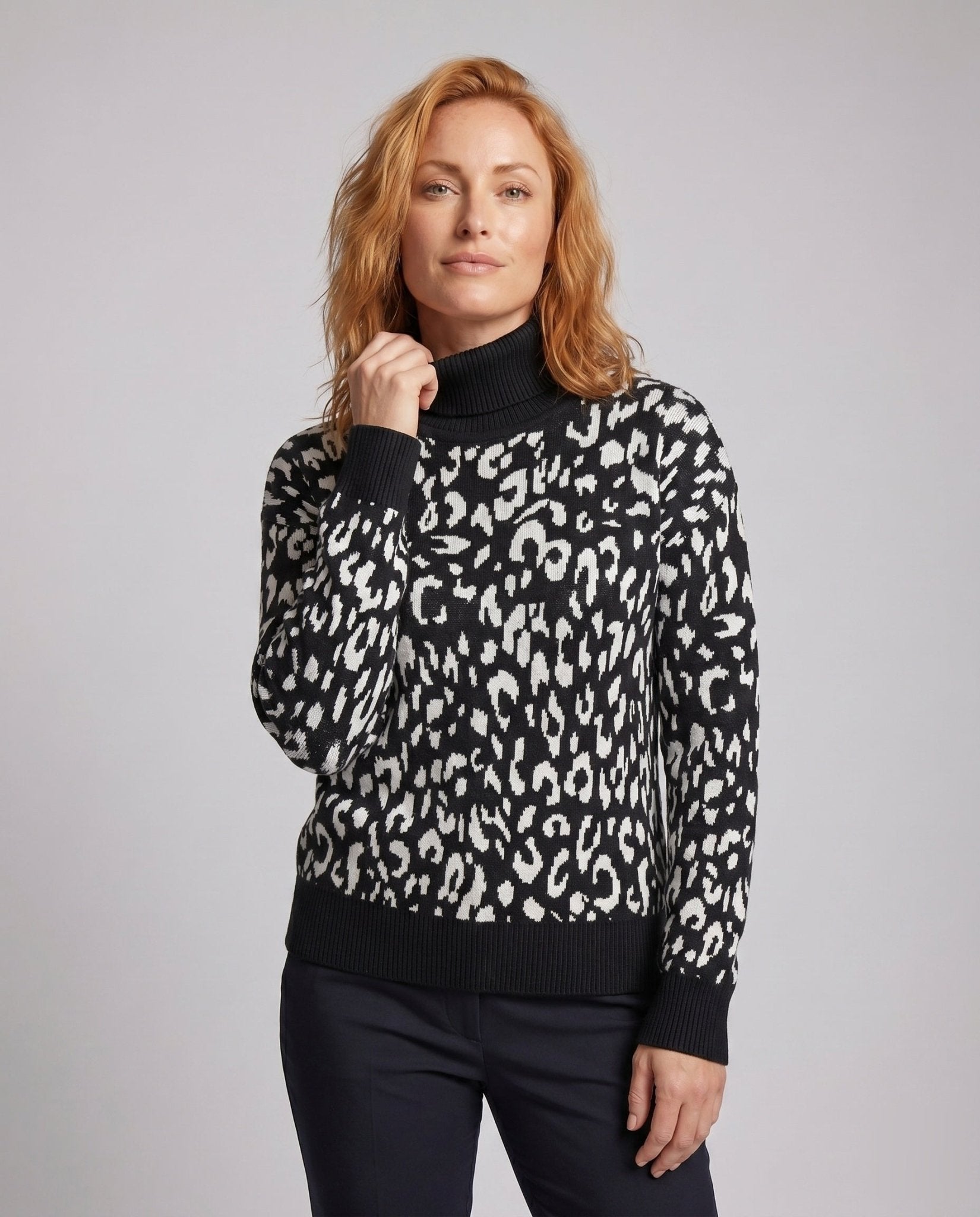 Women trendy knitted sweater with animal print - Chichicherry