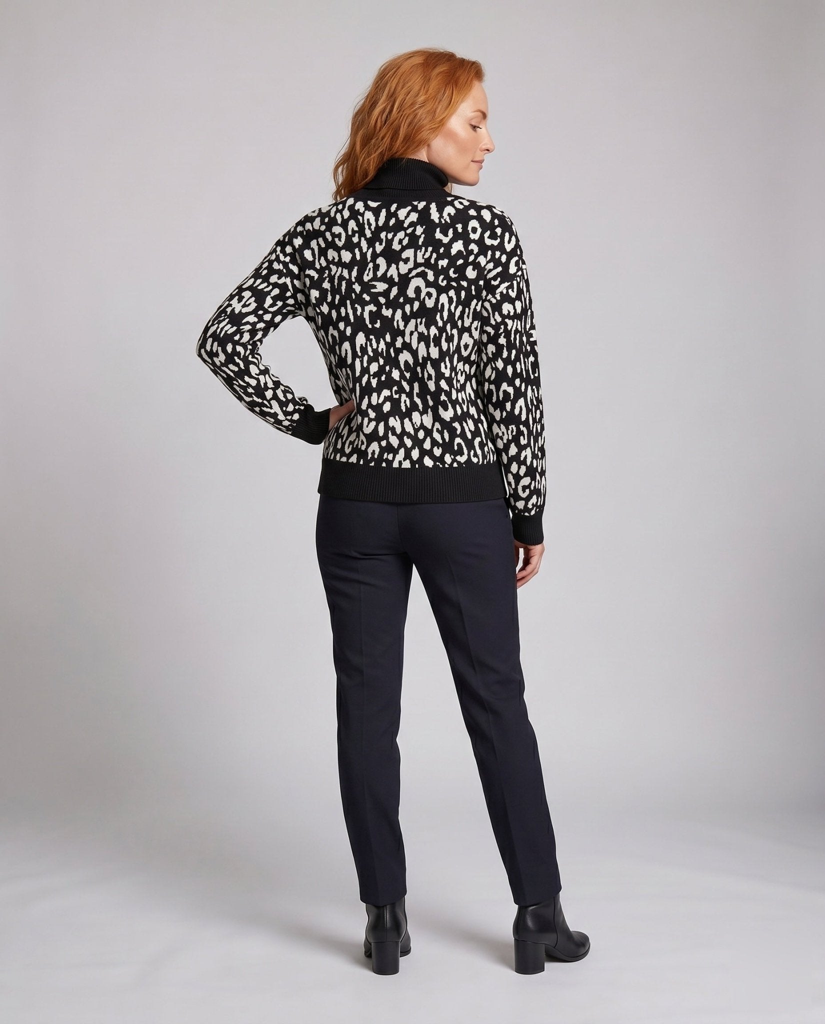 Women trendy knitted sweater with animal print - Chichicherry
