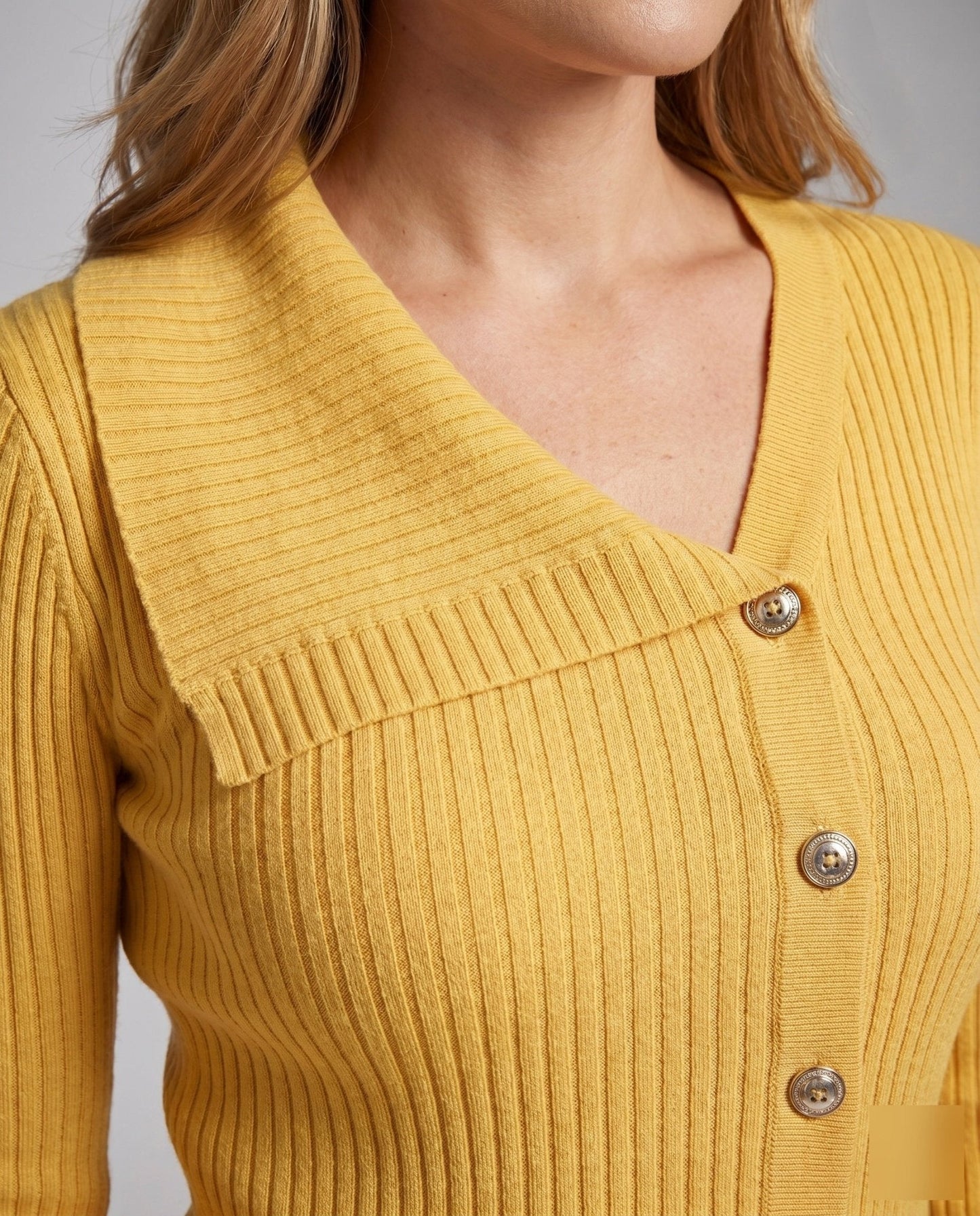 Women's cardigan with elegant lapels and fashionable button details - Chichicherry