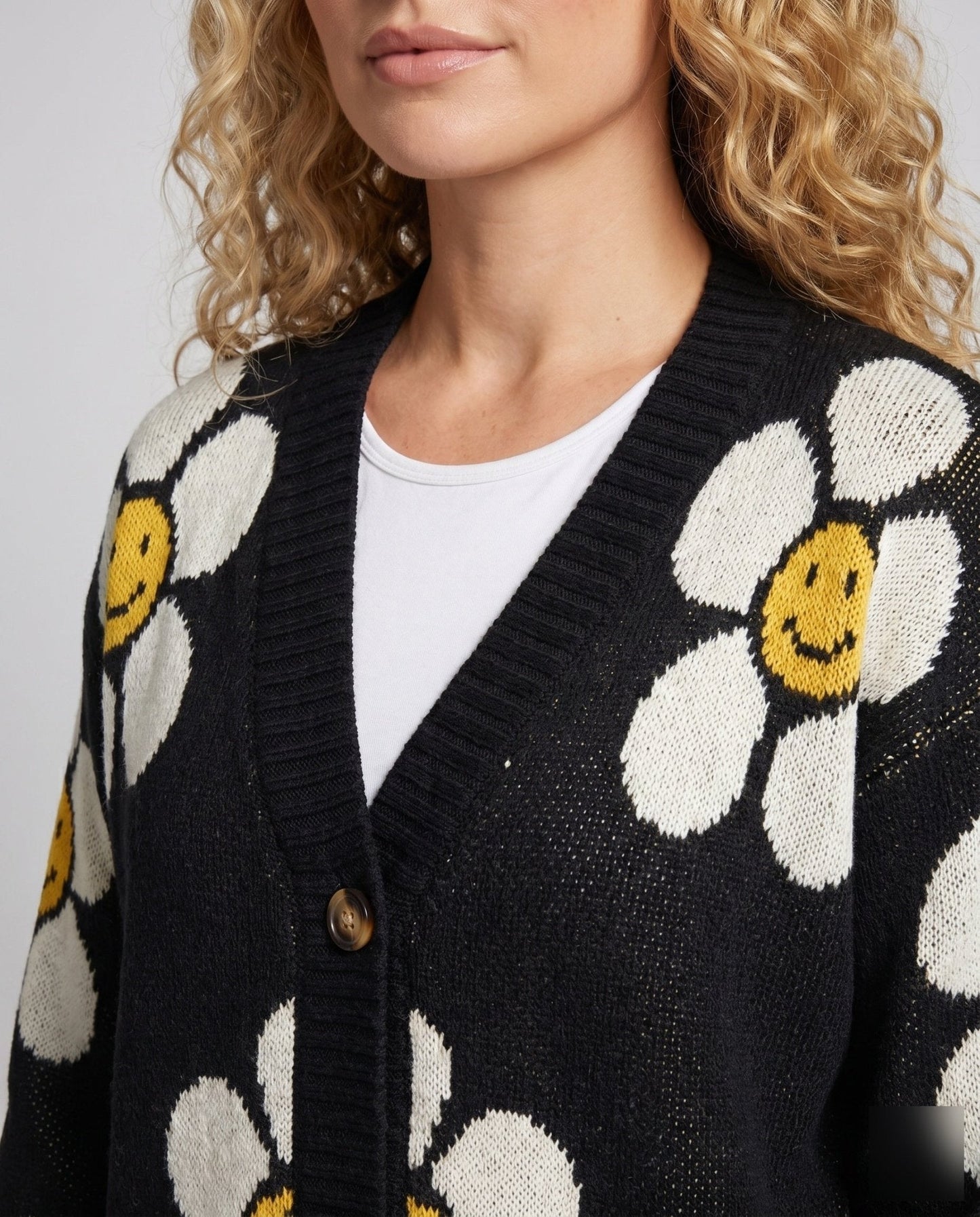 Women's cardigan with floral pattern and elegant button details - Chichicherry