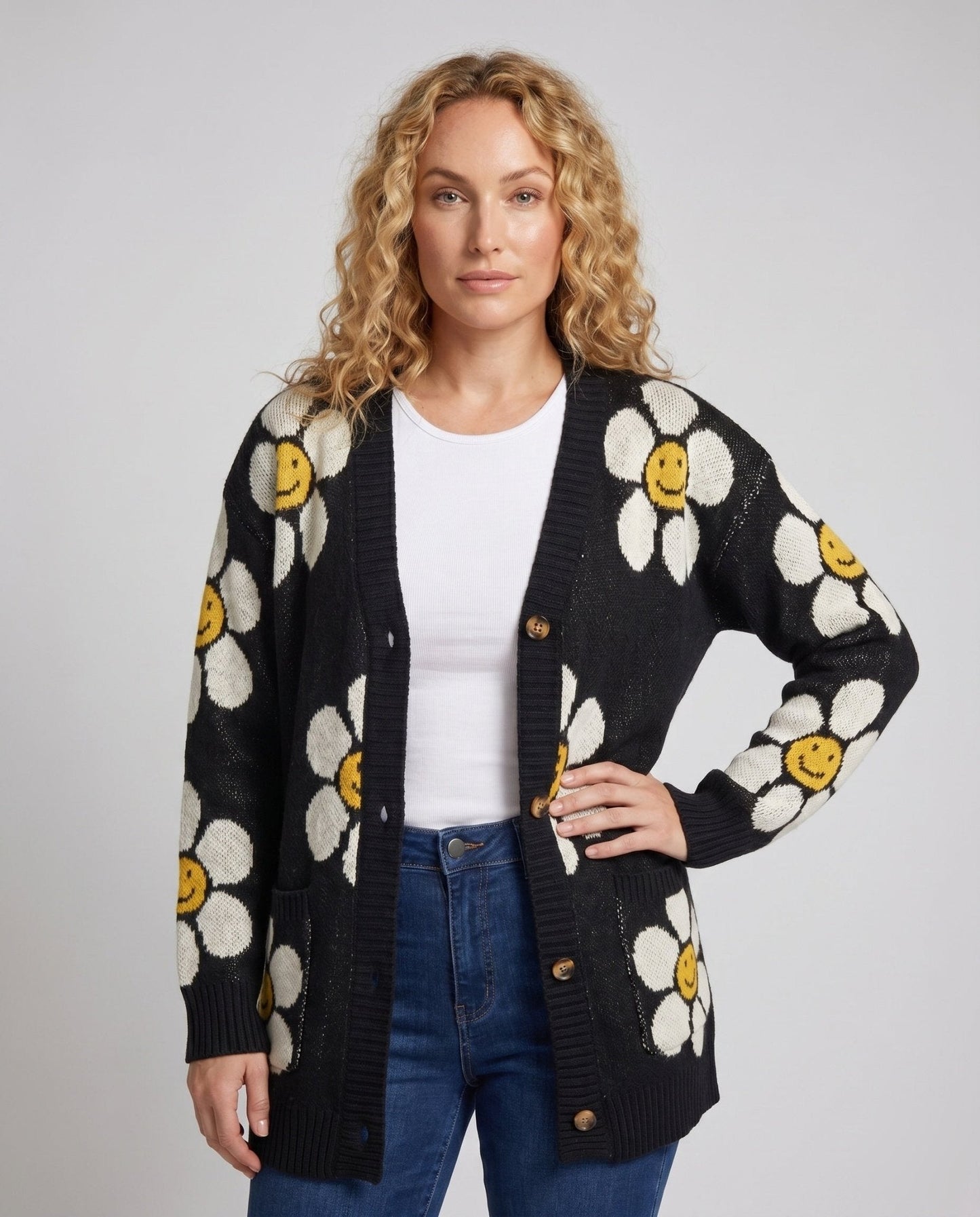 Women's cardigan with floral pattern and elegant button details - Chichicherry