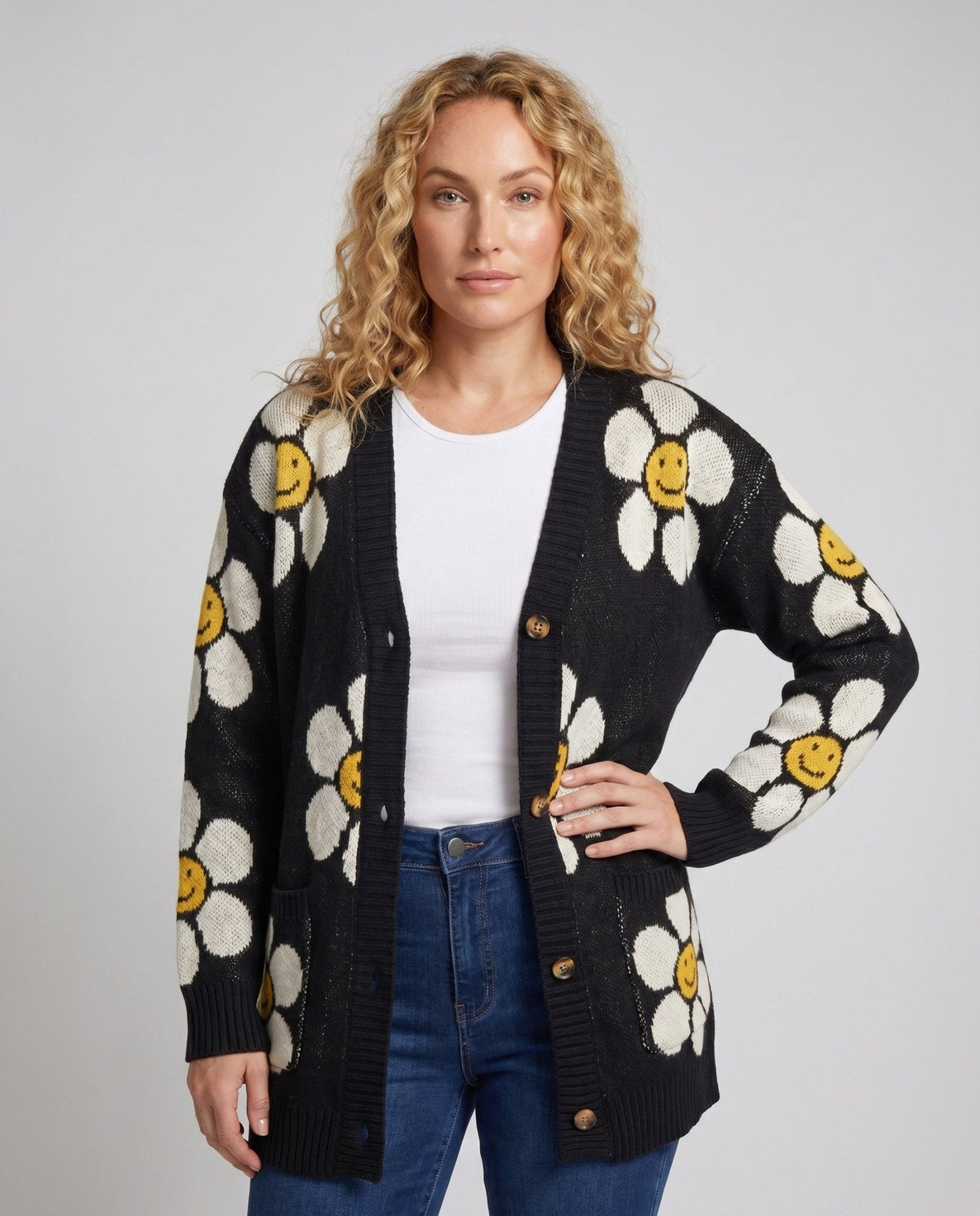 Women's cardigan with floral pattern and elegant button details - Chichicherry
