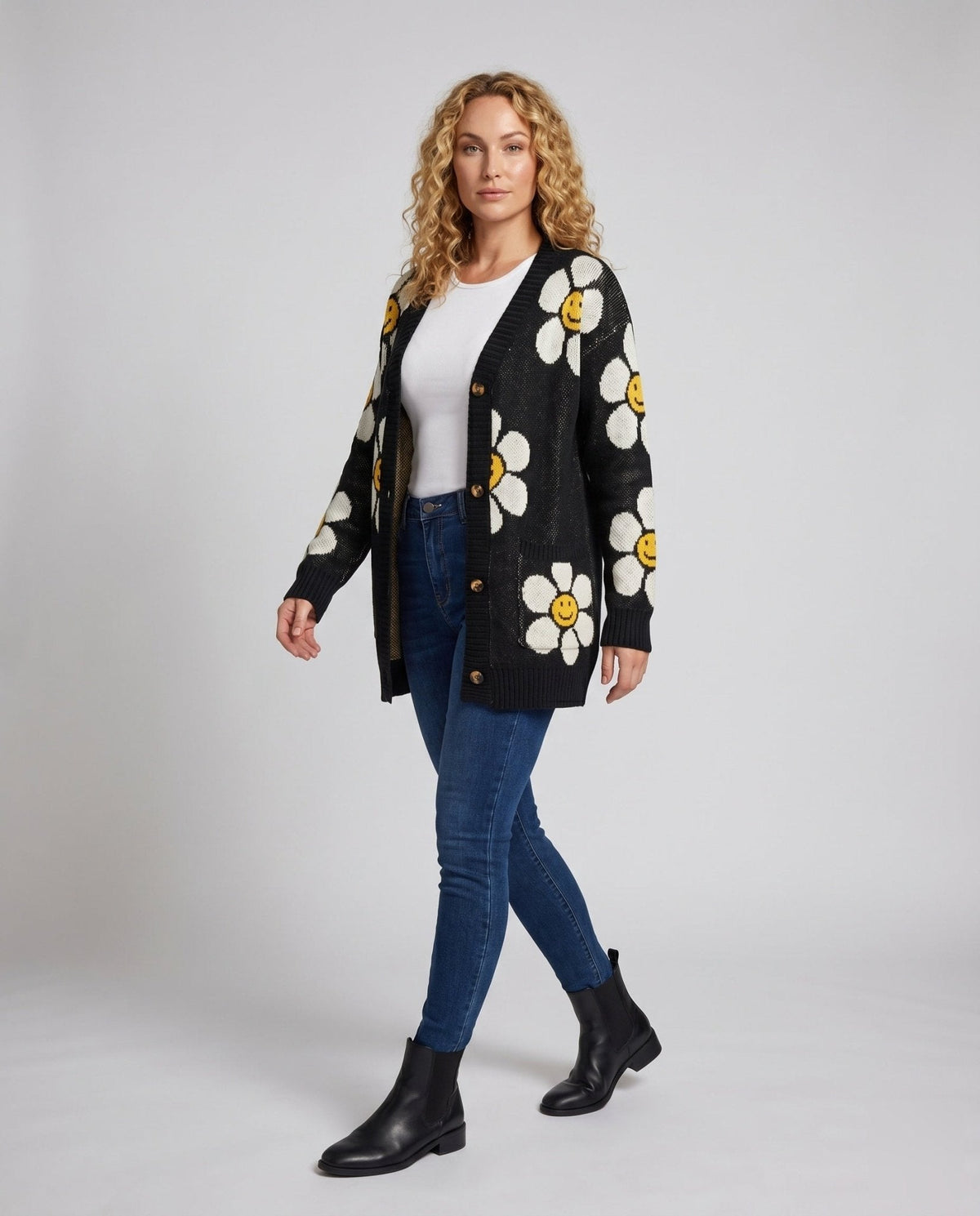 Women's cardigan with floral pattern and elegant button details - Chichicherry