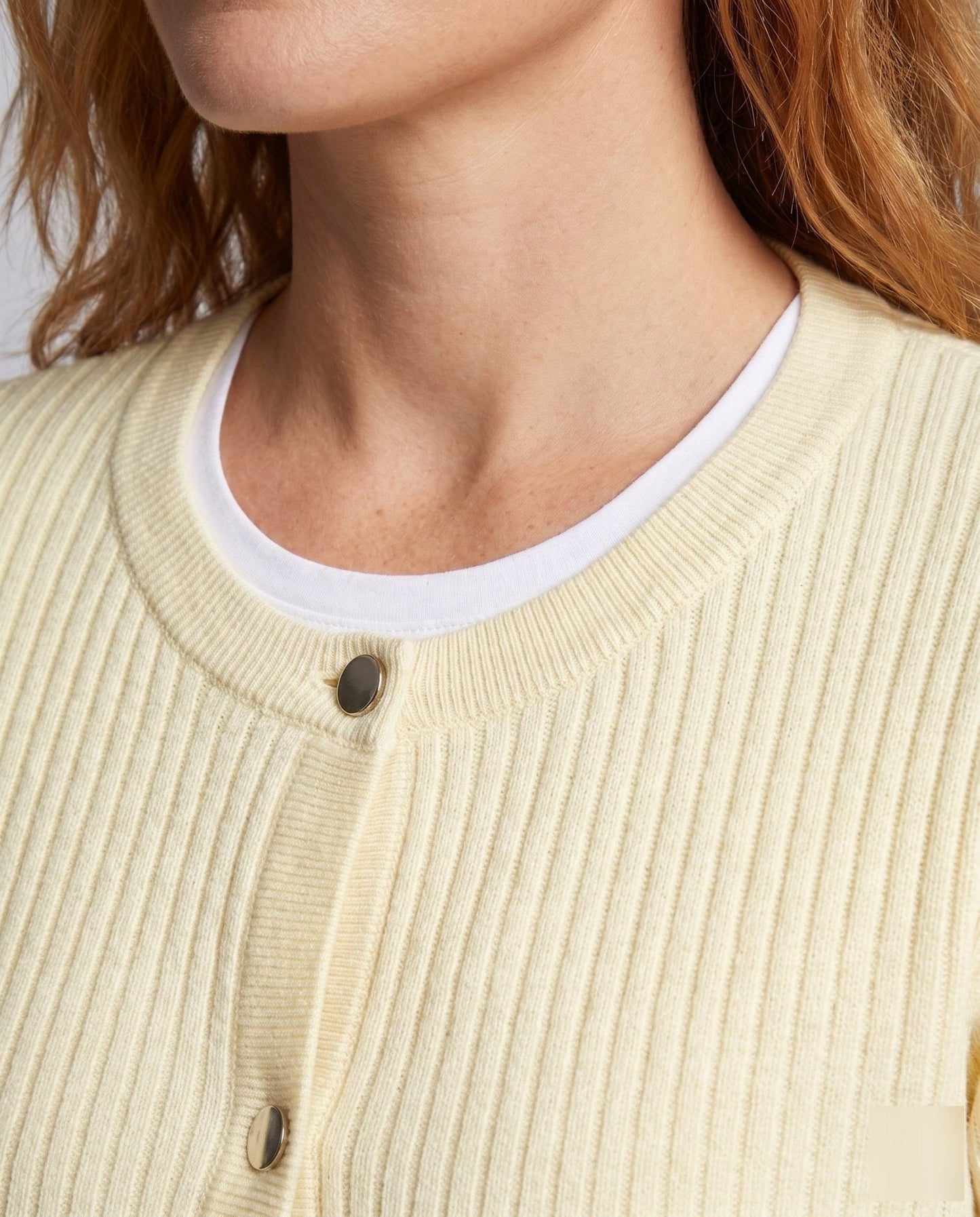 Women's cardigan with textured pattern and decorative buttons - Chichicherry