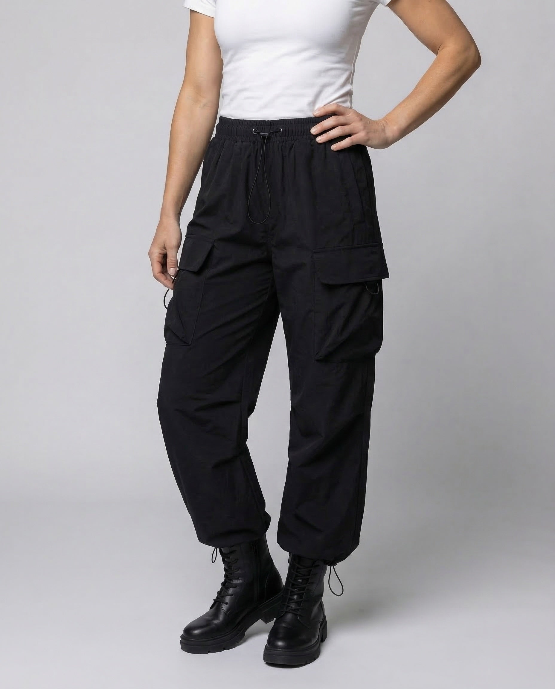 Women's Cargo Pants Oversize - lower body detail