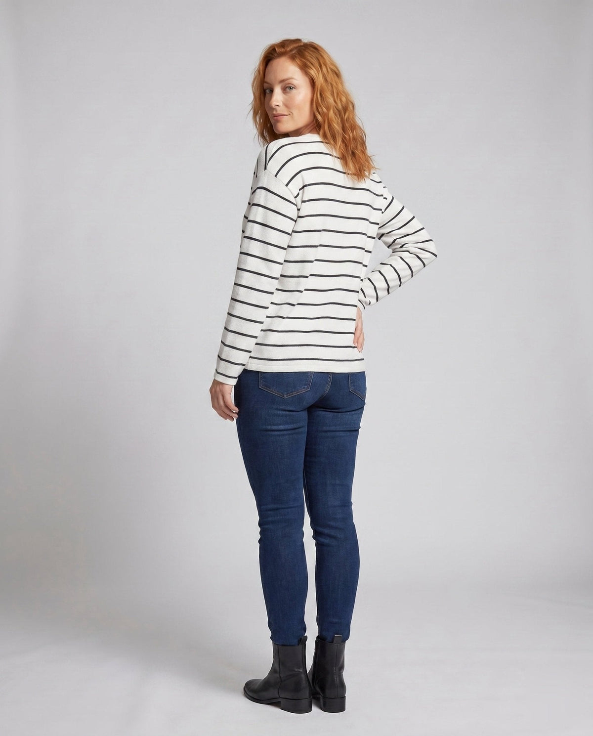 Women's casual knit sweater with fashionable stripe pattern - Chichicherry
