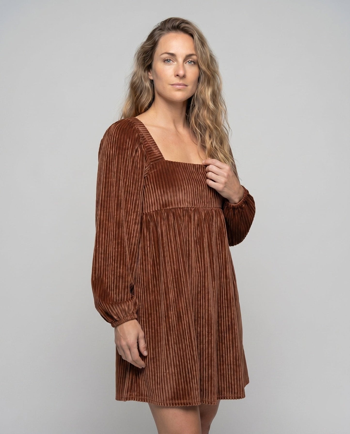 Women's dress with elegant ruffle detailing and voluminous skirt - Chichicherry