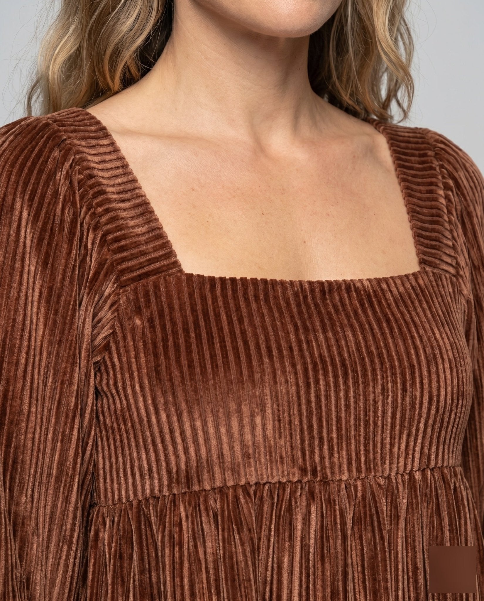 Women's dress with elegant ruffle detailing and voluminous skirt - Chichicherry