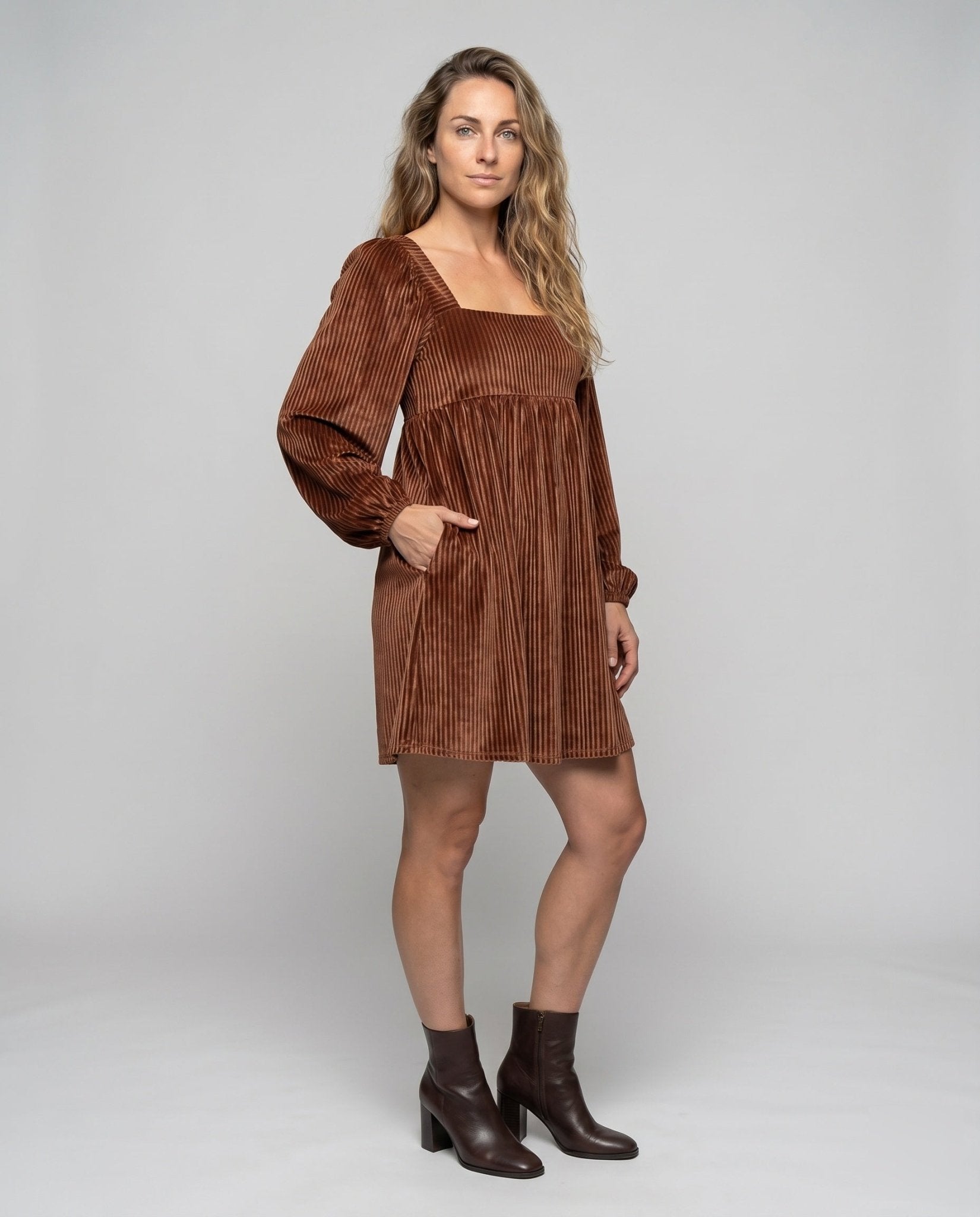 Women's dress with elegant ruffle detailing and voluminous skirt - Chichicherry