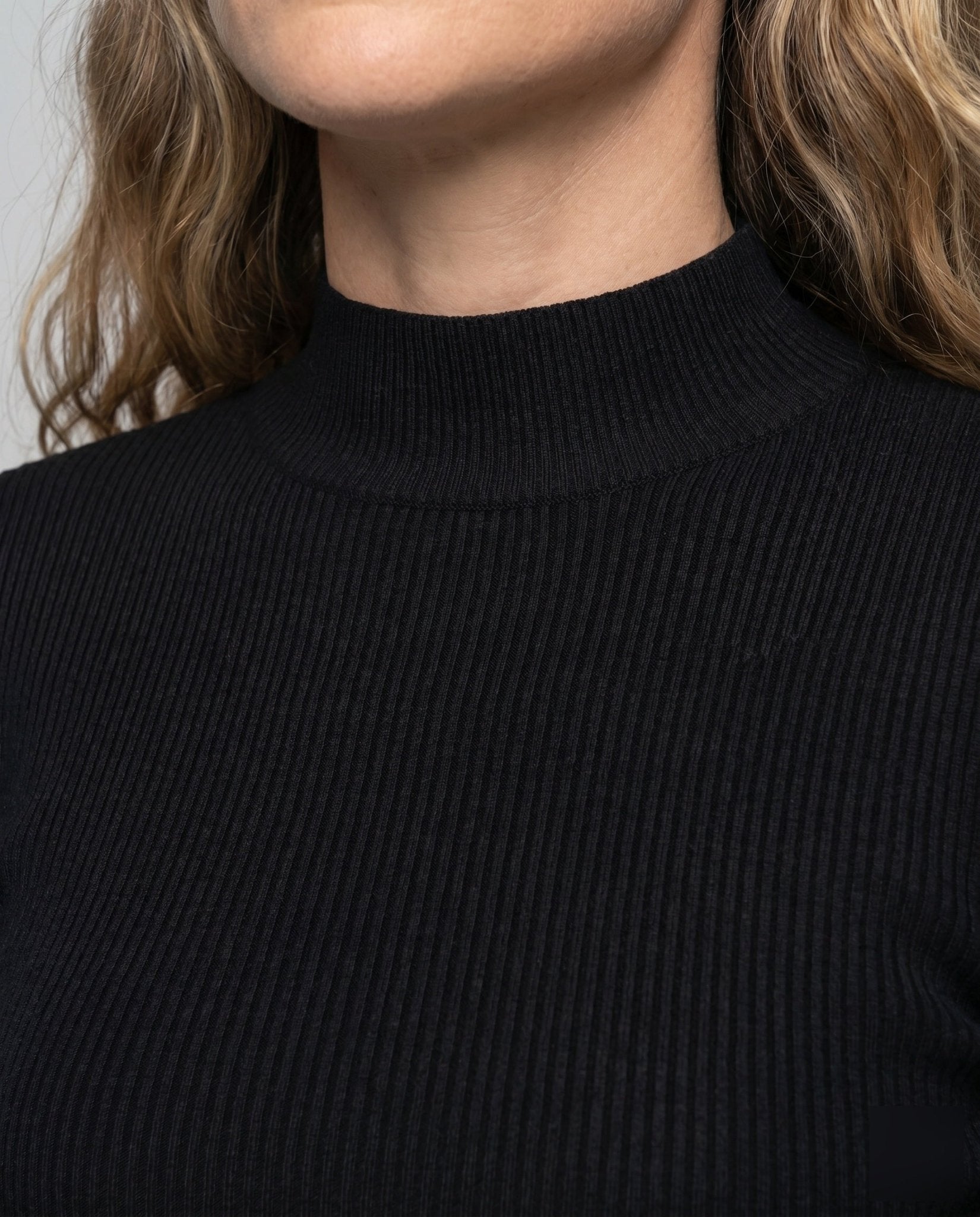Women's dress with high-neck and voluminous hem - Chichicherry