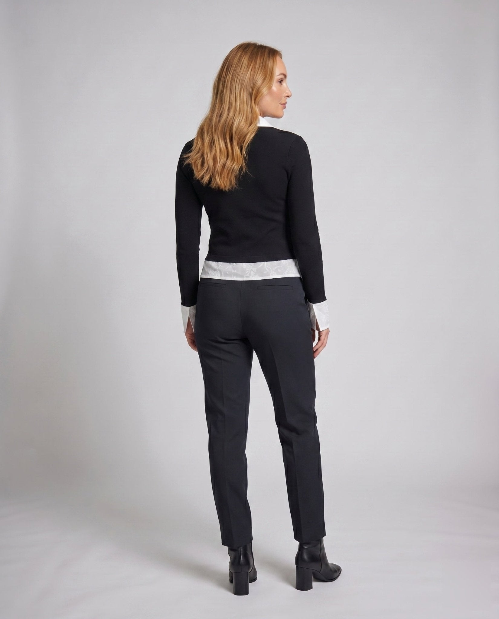 Women's elegant blazer jacket with contrasting sleeve cuffs and high collar - Chichicherry