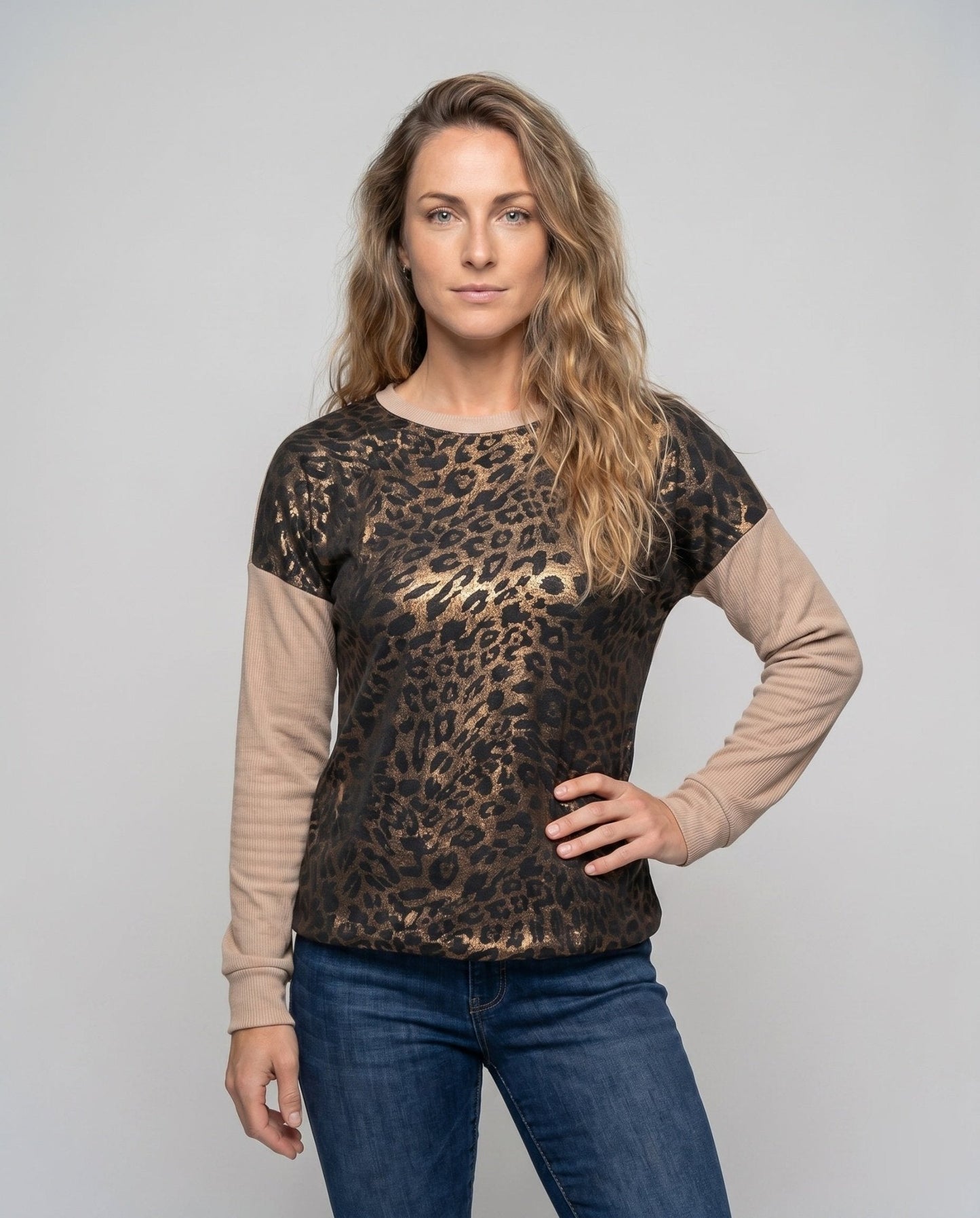 Women's Fashion Oversized T-Shirt with Animal Prints and Long Sleeves - Chichicherry
