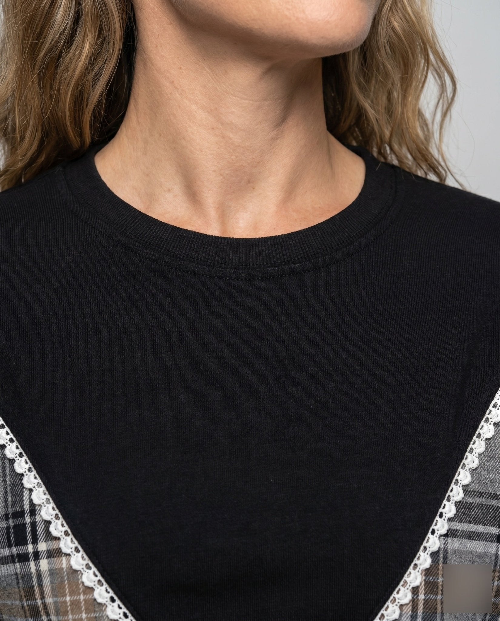 Women's fashionable sweatshirt with checked design and lace details - Chichicherry