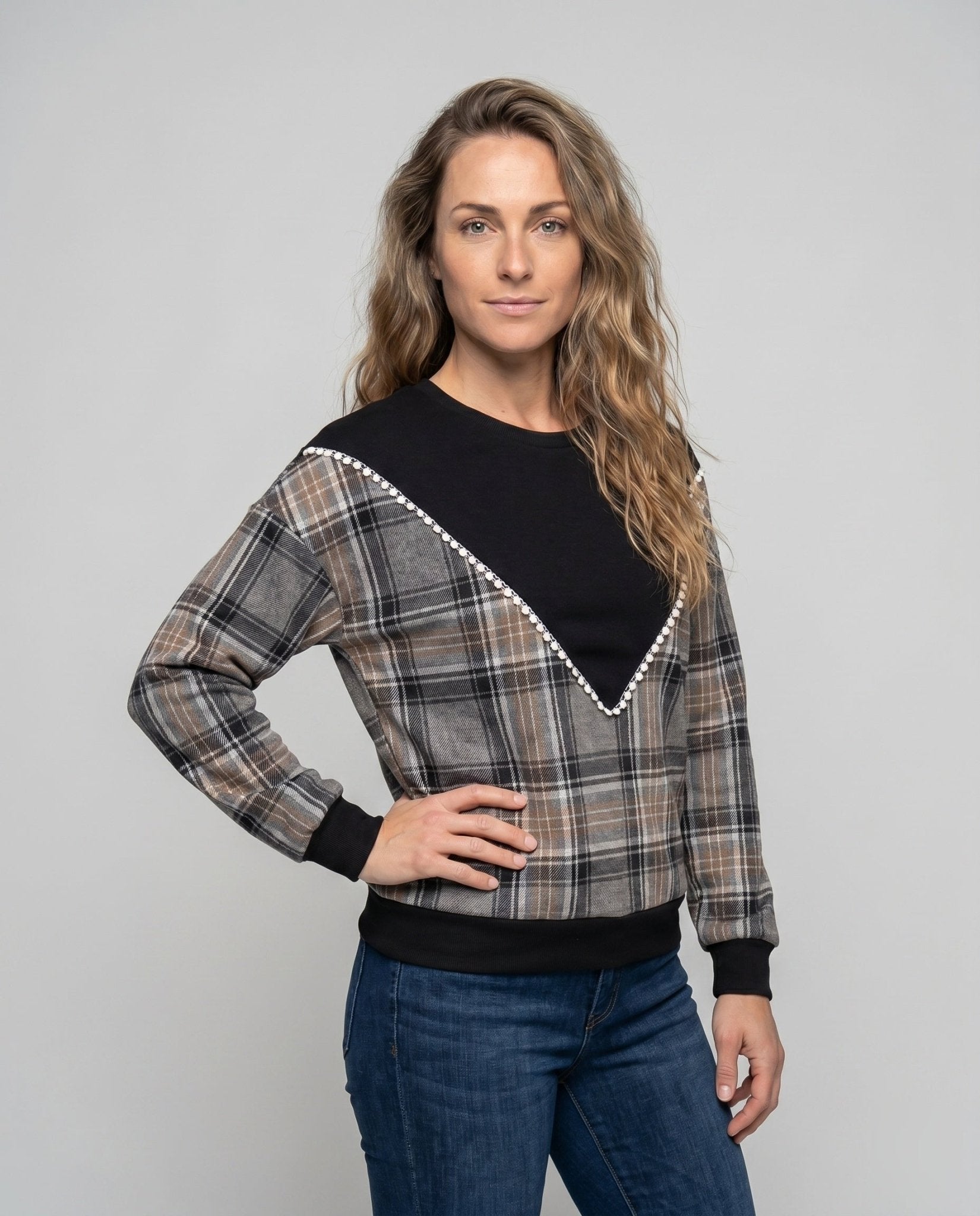 Women's fashionable sweatshirt with checked design and lace details - Chichicherry