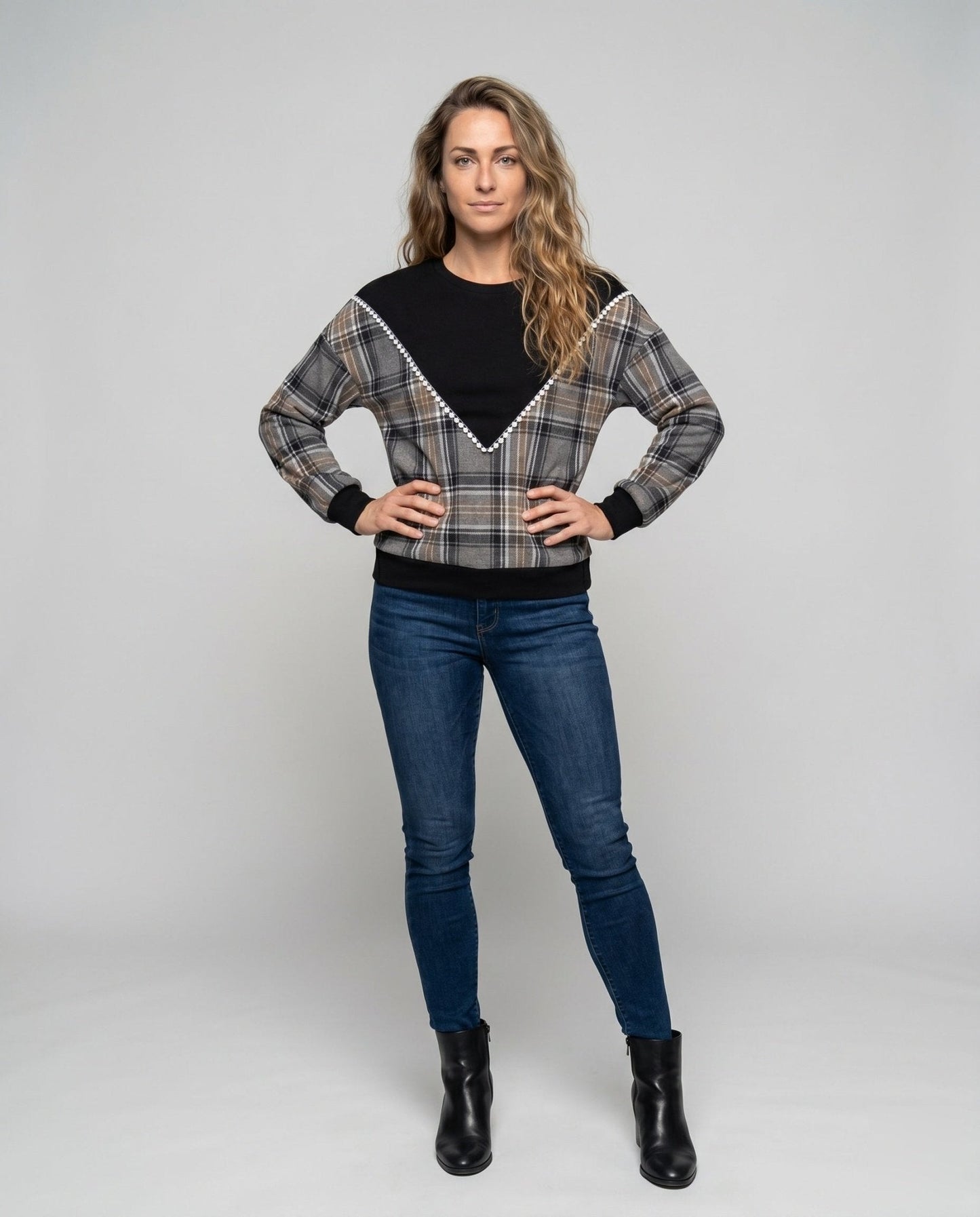 Women's fashionable sweatshirt with checked design and lace details - Chichicherry
