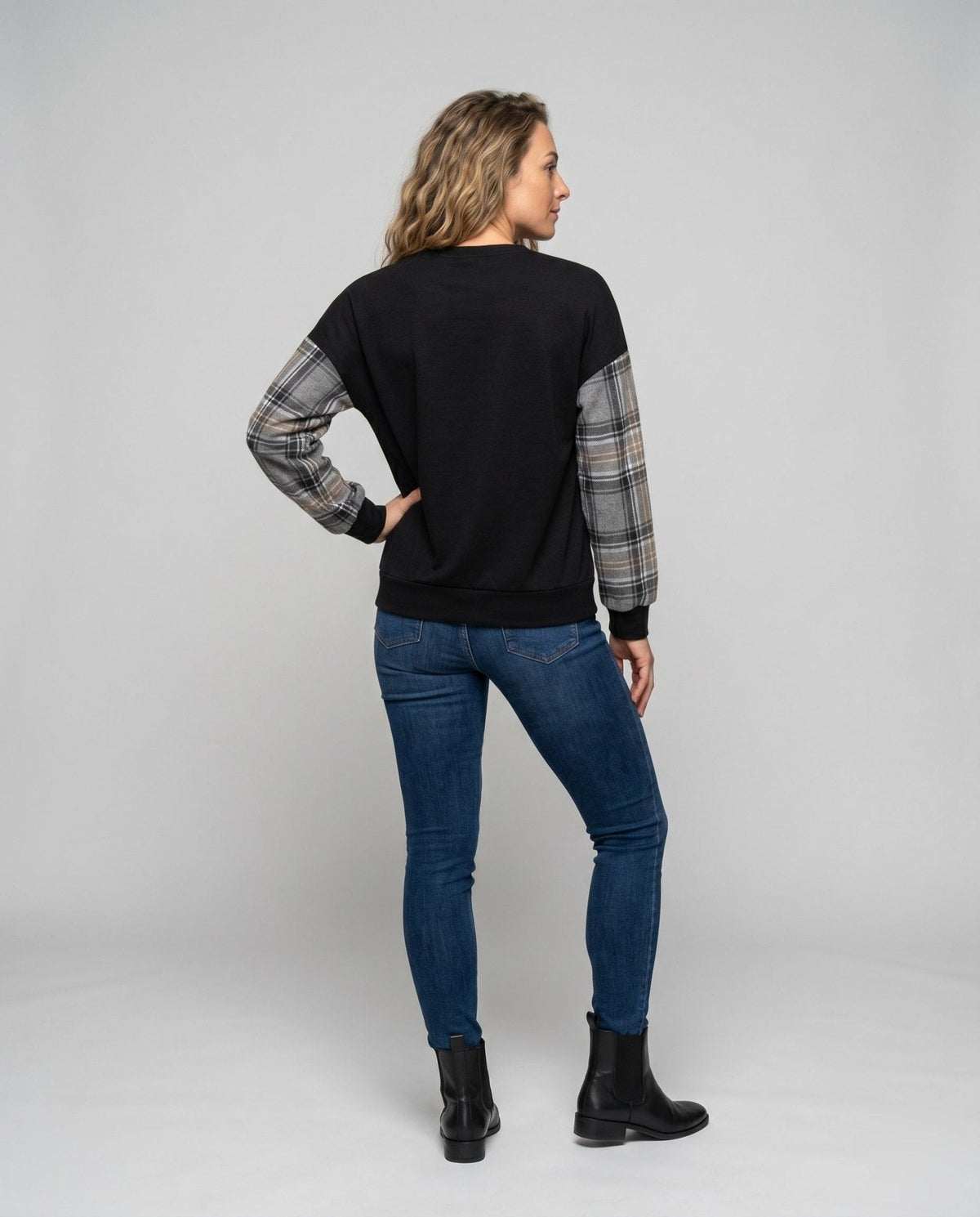 Women's fashionable sweatshirt with checked design and lace details - Chichicherry