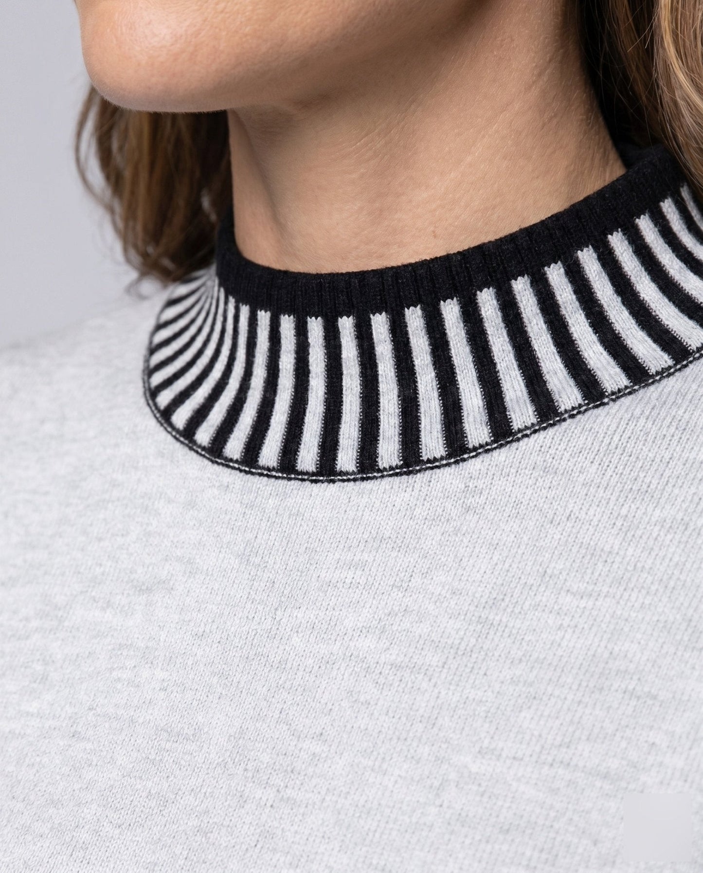 Women's knit dress with high collar and belt - Chichicherry
