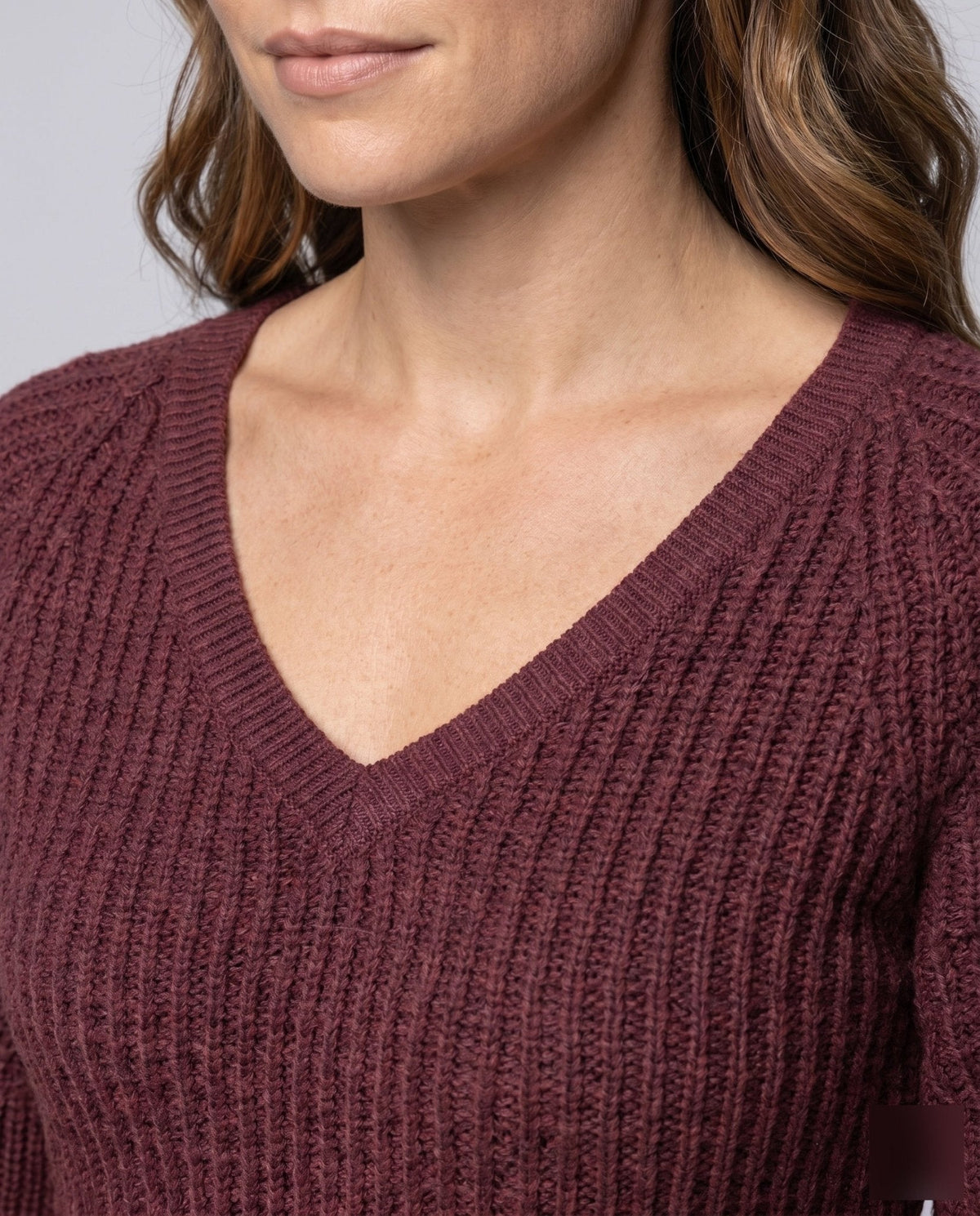 Women’s knit dress with V-neckline and airy sleeves - Chichicherry